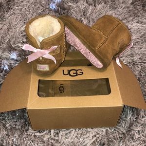Infant/toddler UGG Jesse bow boots size 4/5